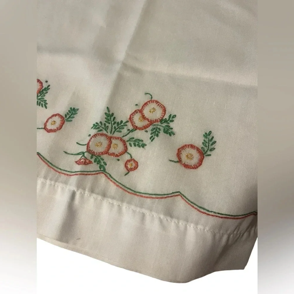 Vtg Set of 2 Handmade/Hand Embroidered/Hand Crochet Floral Pillow Cases